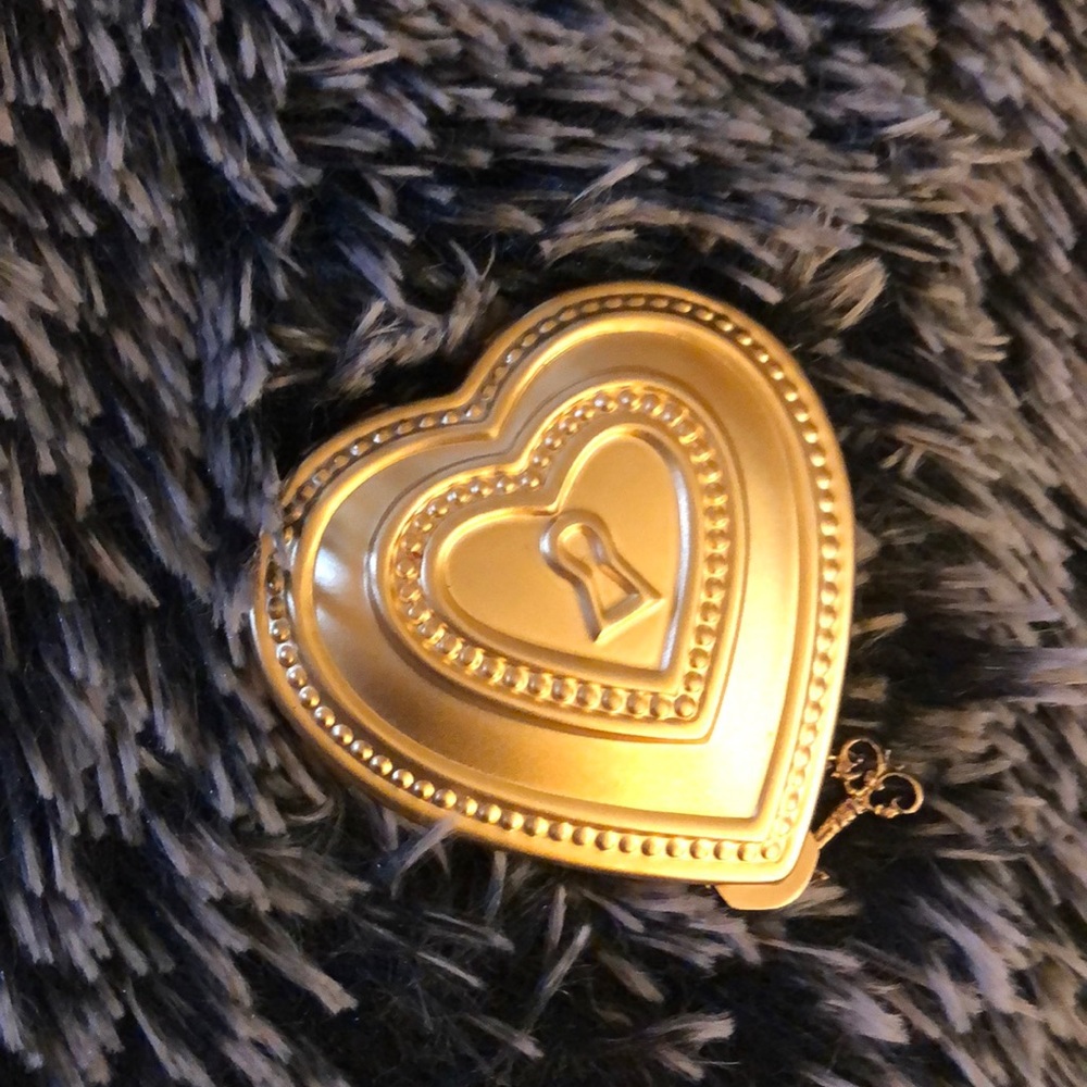❤️ Shaped 🔒 w/ Dangle 🔑 Pressed Powder Compact